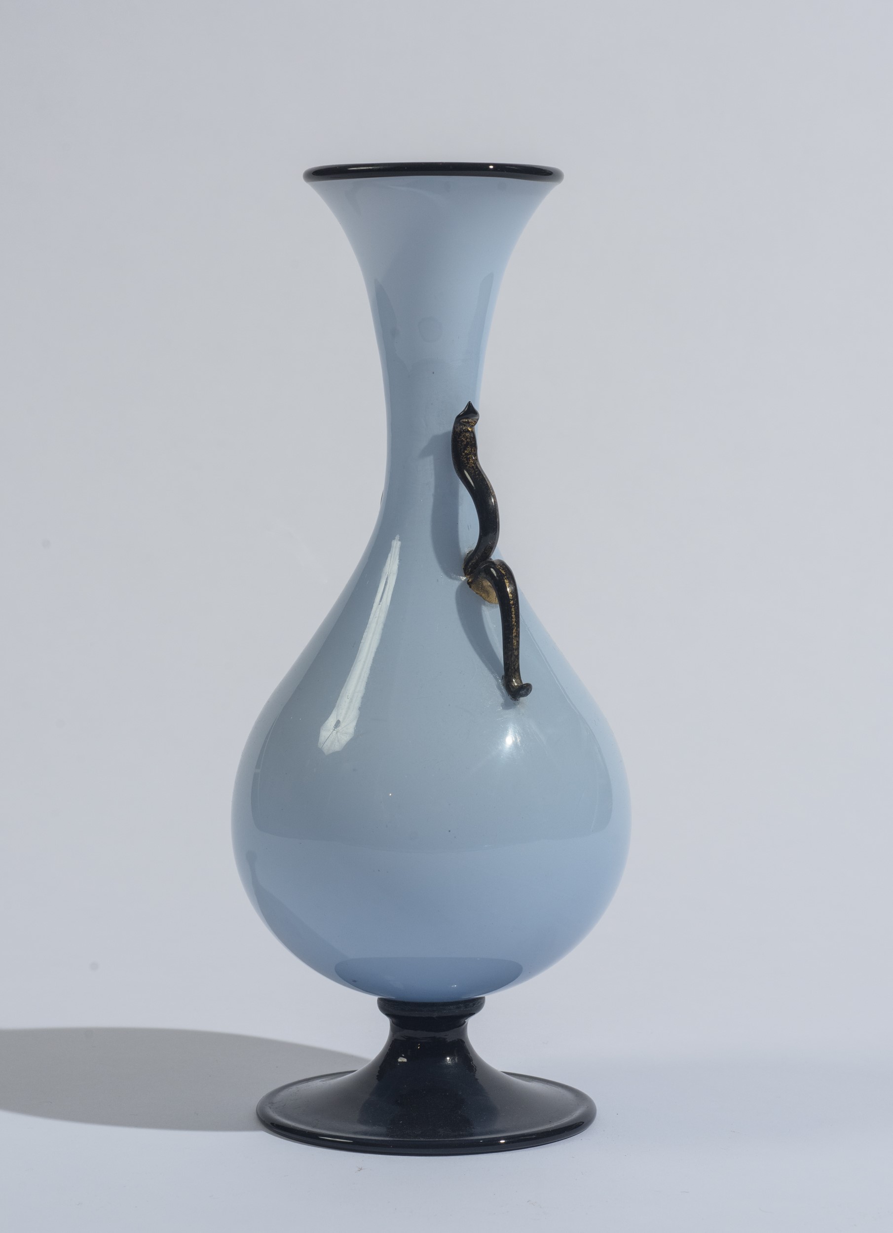 Ferro Toso - Vaso piriforme in vetro incamiciato con applicazioni in vetro nero e foglia d’oro