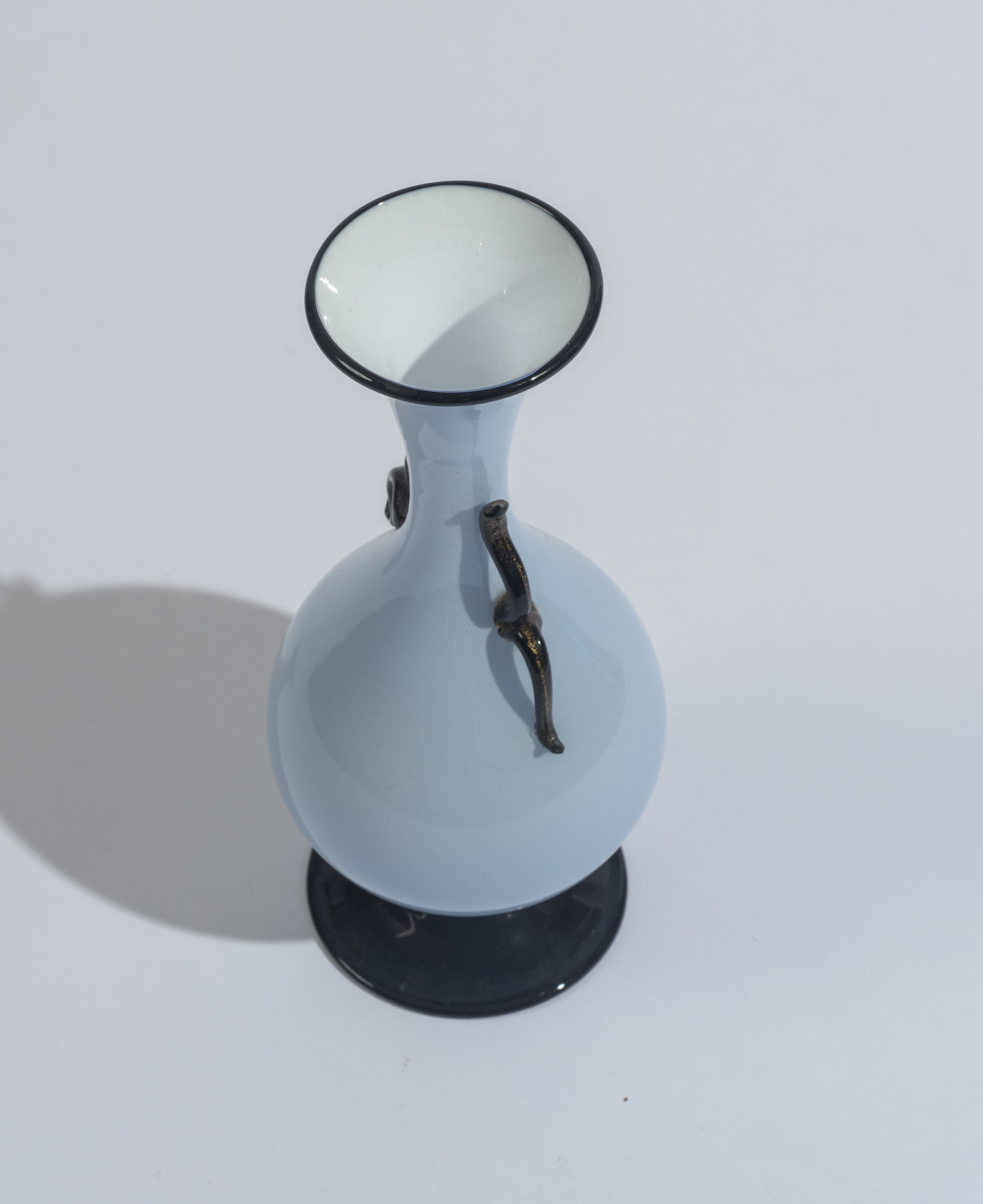 Ferro Toso - Vaso piriforme in vetro incamiciato con applicazioni in vetro nero e foglia d’oro