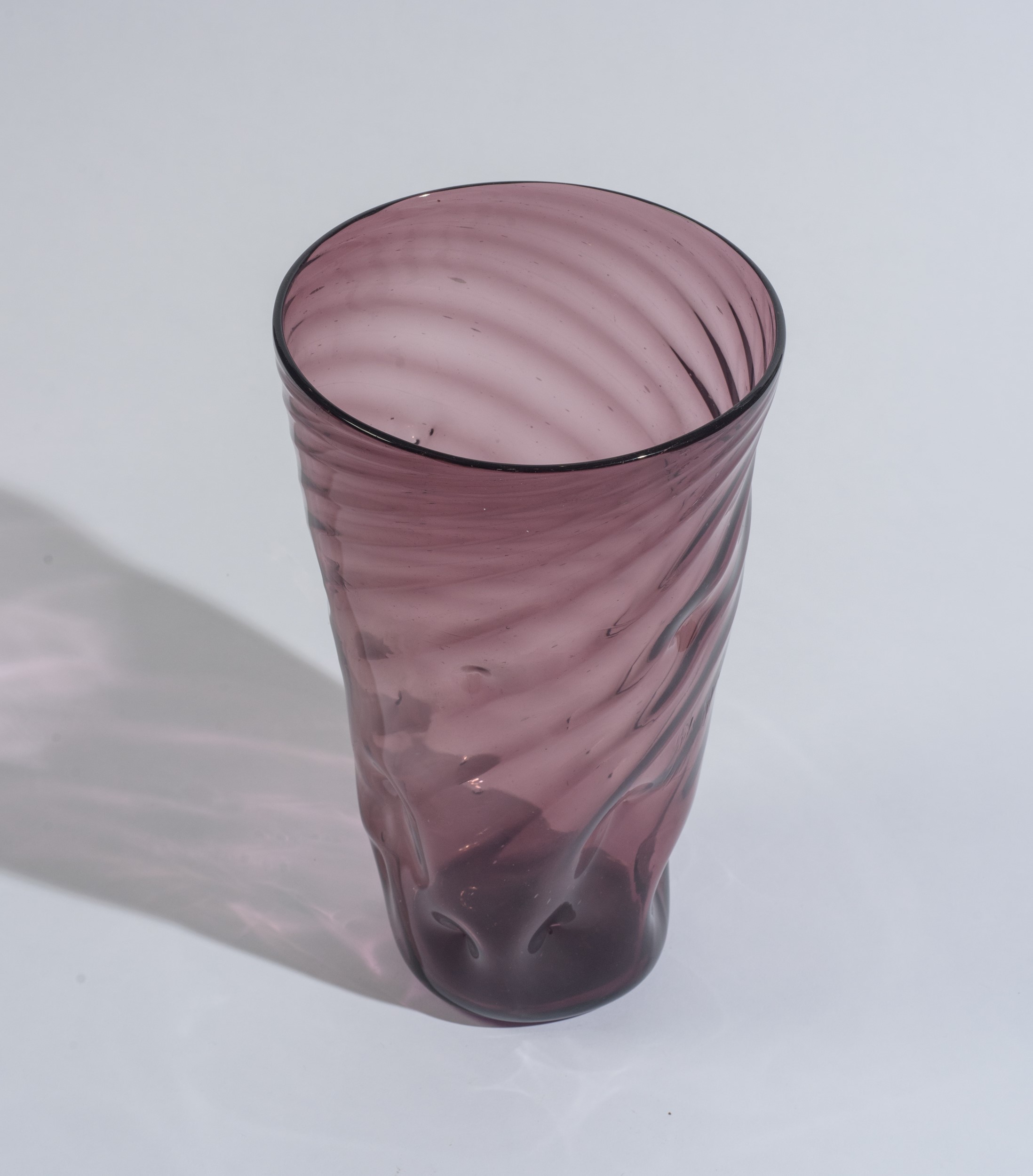 Vaso in vetro di Murano, vetro soffiato ametista traslucido, anni '60 del XX secolo