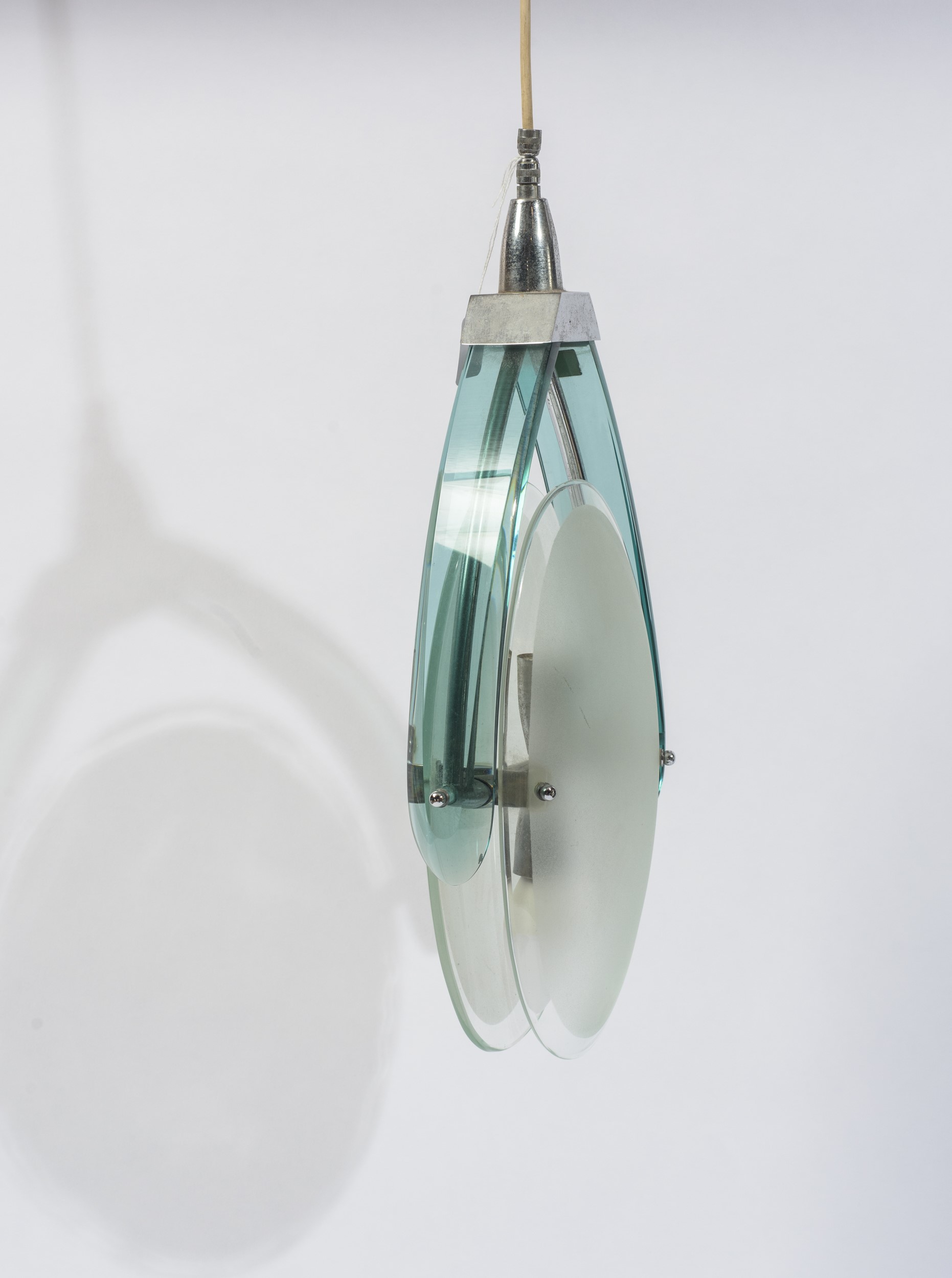 Lampada a sospensione, vetro opalino e metallo cromato (anni '70 del XX secolo)