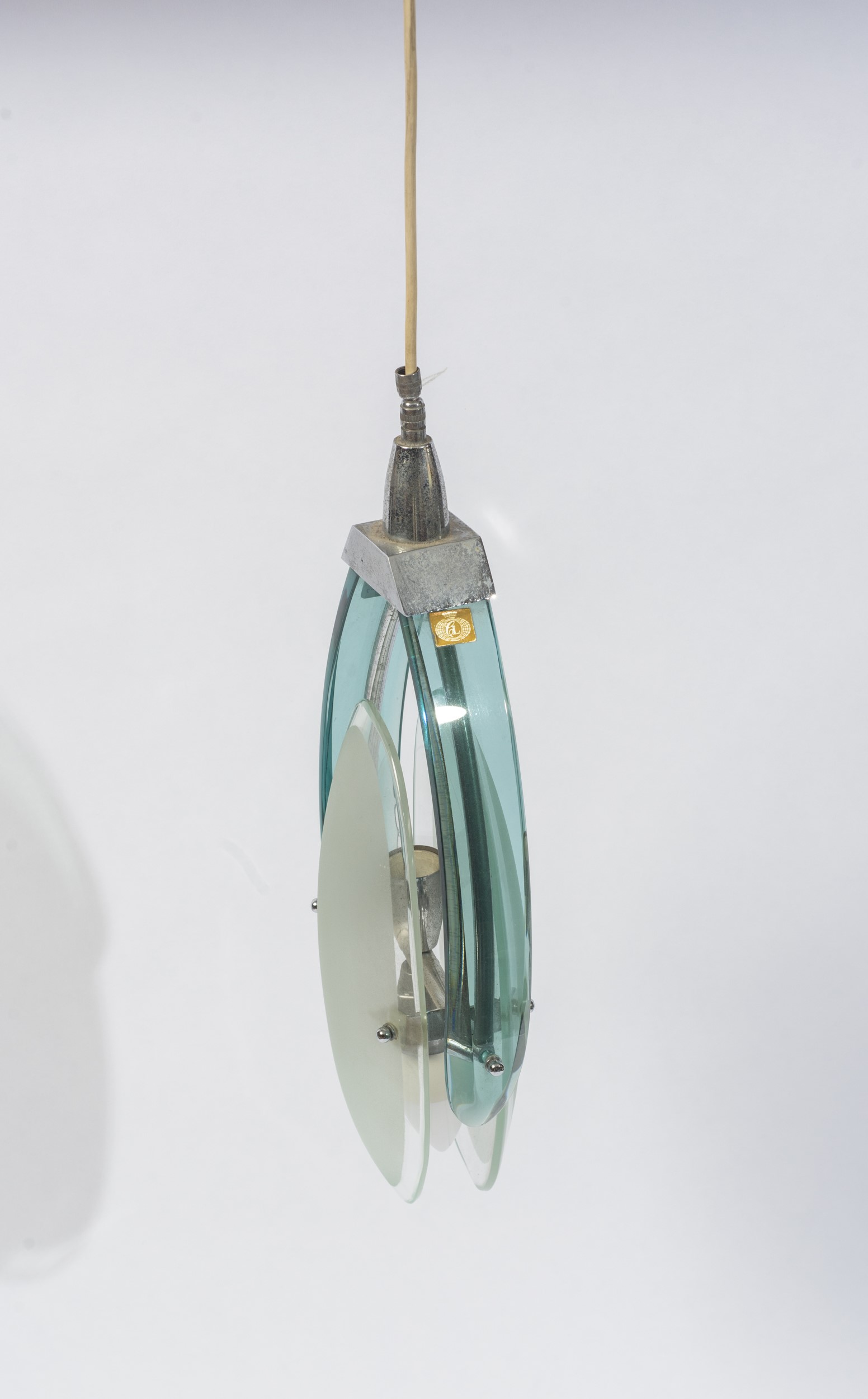 Lampada a sospensione, vetro opalino e metallo cromato (anni '70 del XX secolo)