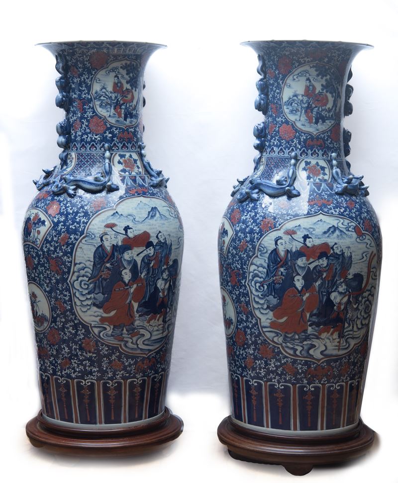 Coppia di imponenti vasi