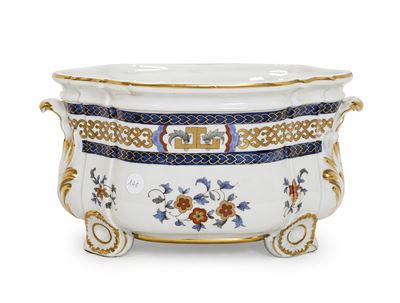 Vaso in porcellana, decorato a motivi floreali, XX secolo