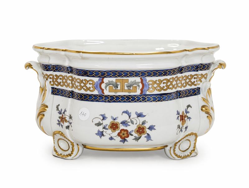 Vaso in porcellana, decorato a motivi floreali, XX secolo