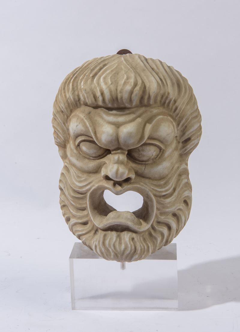 Maschera greca, scultura in marmo bianco su basamento in plexiglass