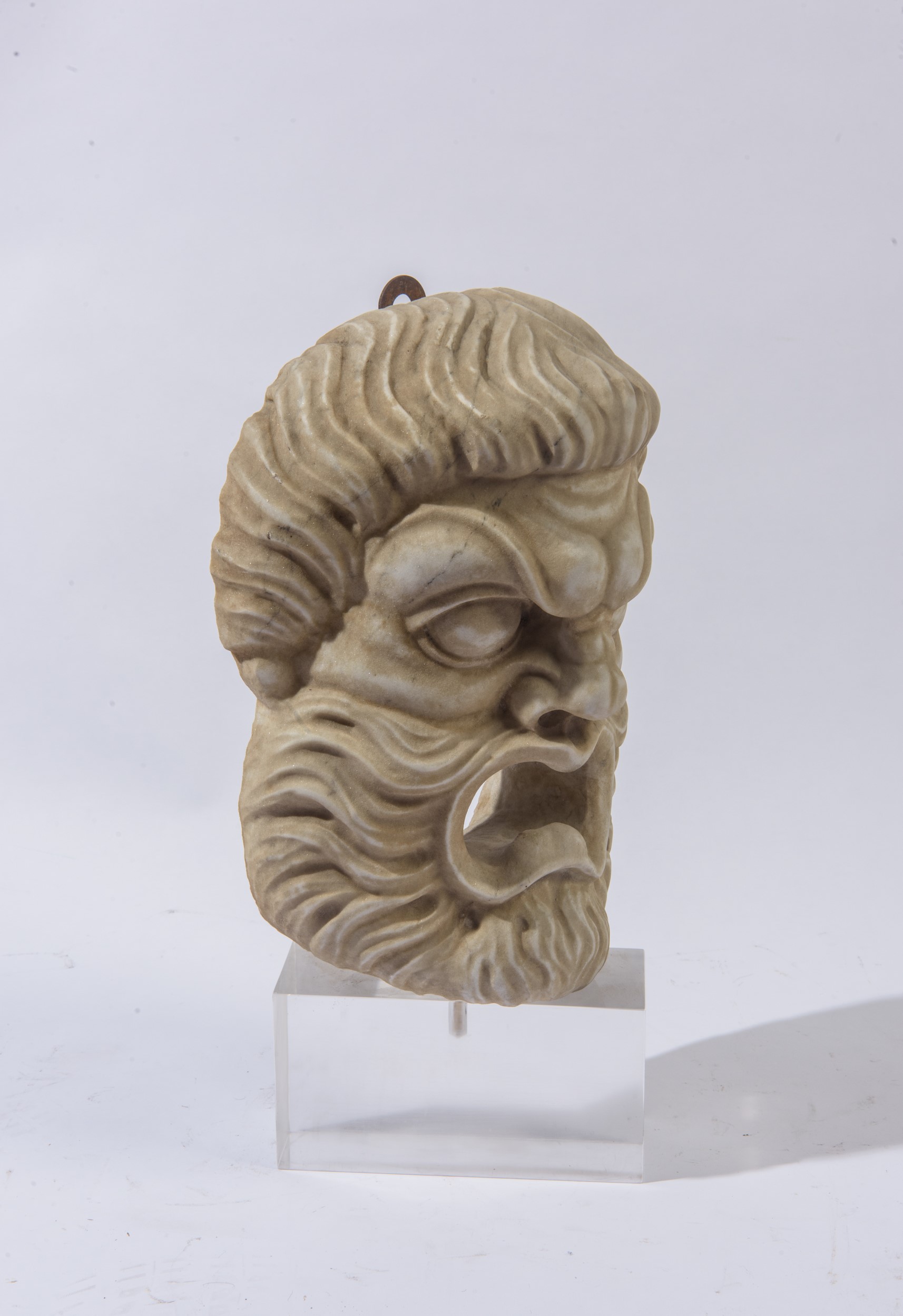 Maschera greca, scultura in marmo bianco su basamento in plexiglass