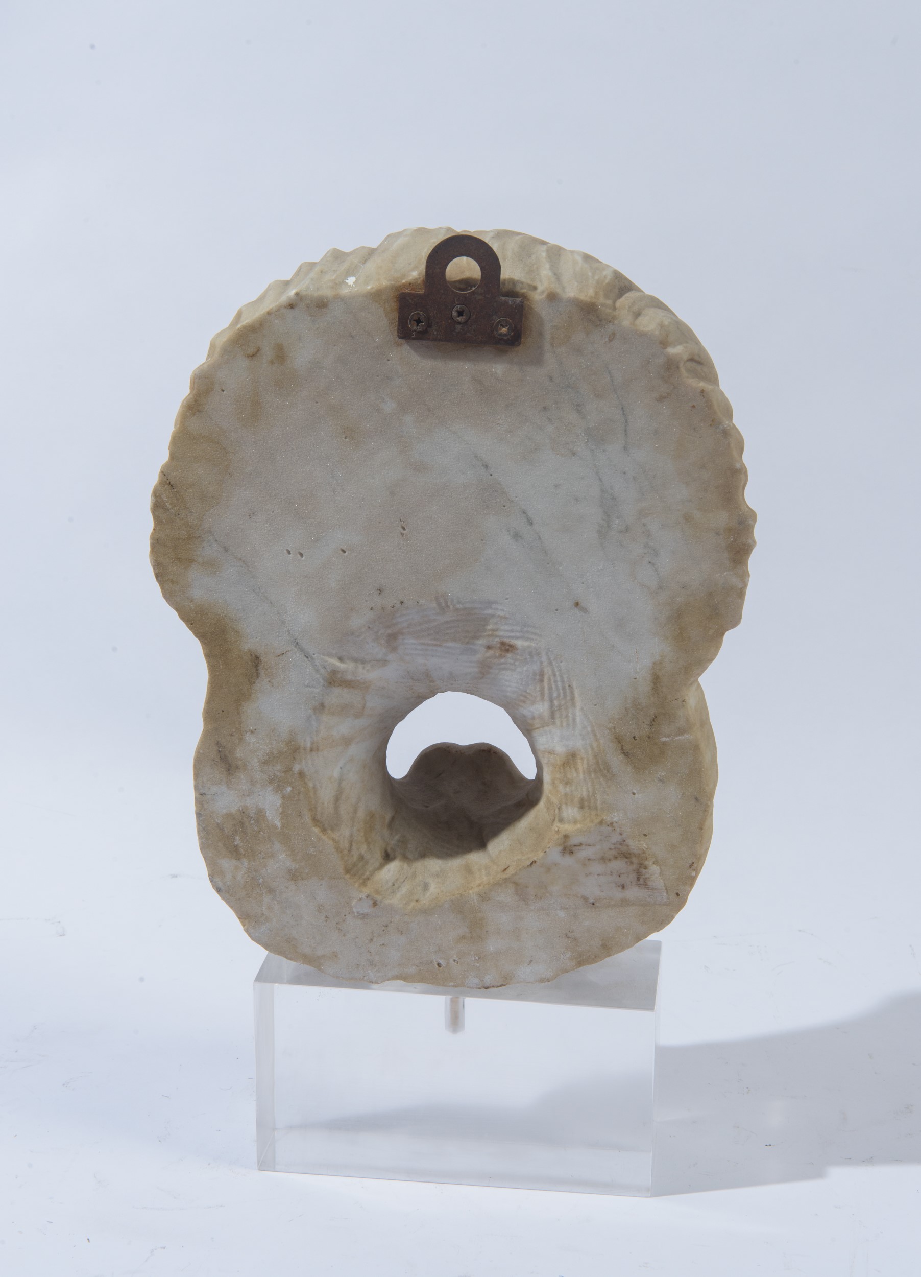 Maschera greca, scultura in marmo bianco su basamento in plexiglass