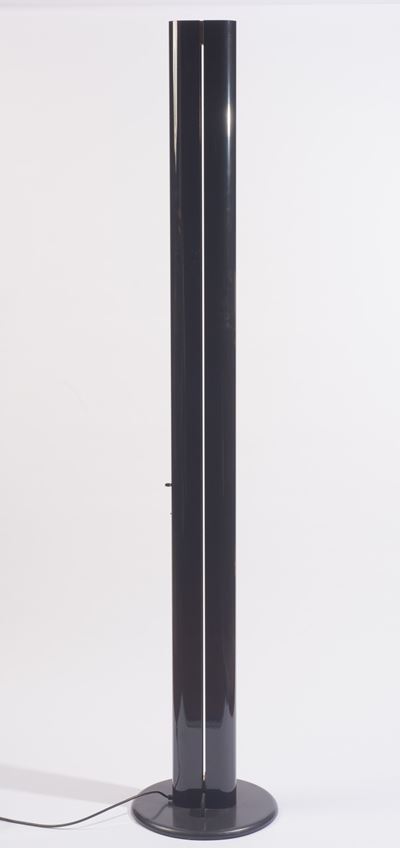 Lampada da terra “Megaron”, metallo verniciato