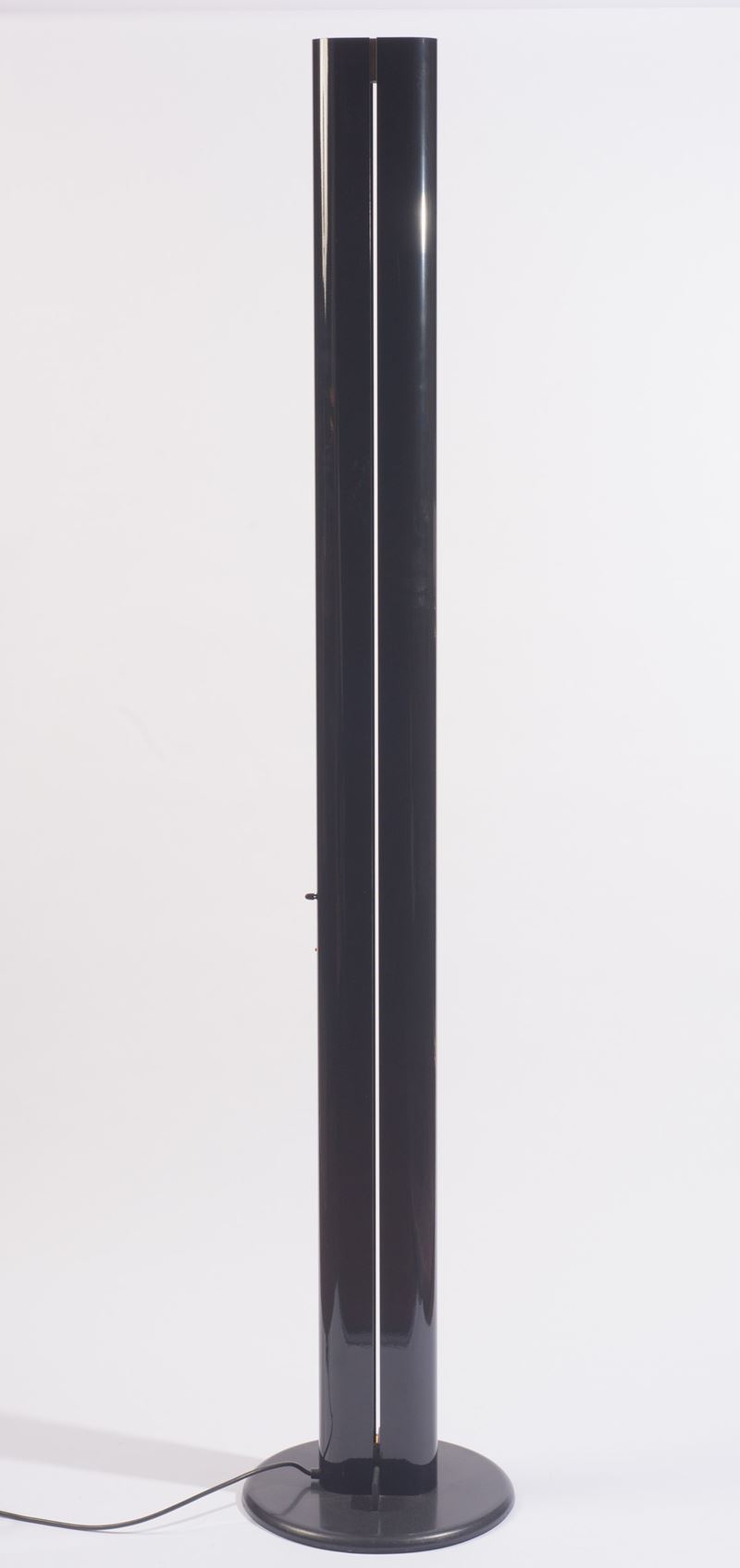 Gianfranco Frattini - Lampada da terra “Megaron”, metallo verniciato