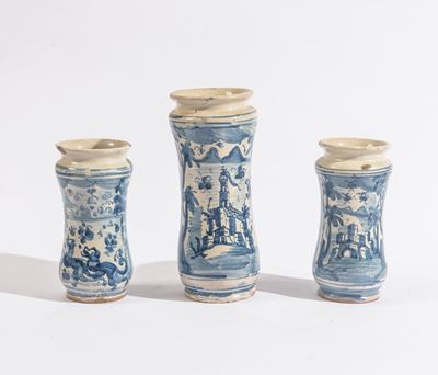 Napoli, Lotto di tre albarelli in maiolica, decorati in smalto blu (XIX secolo)