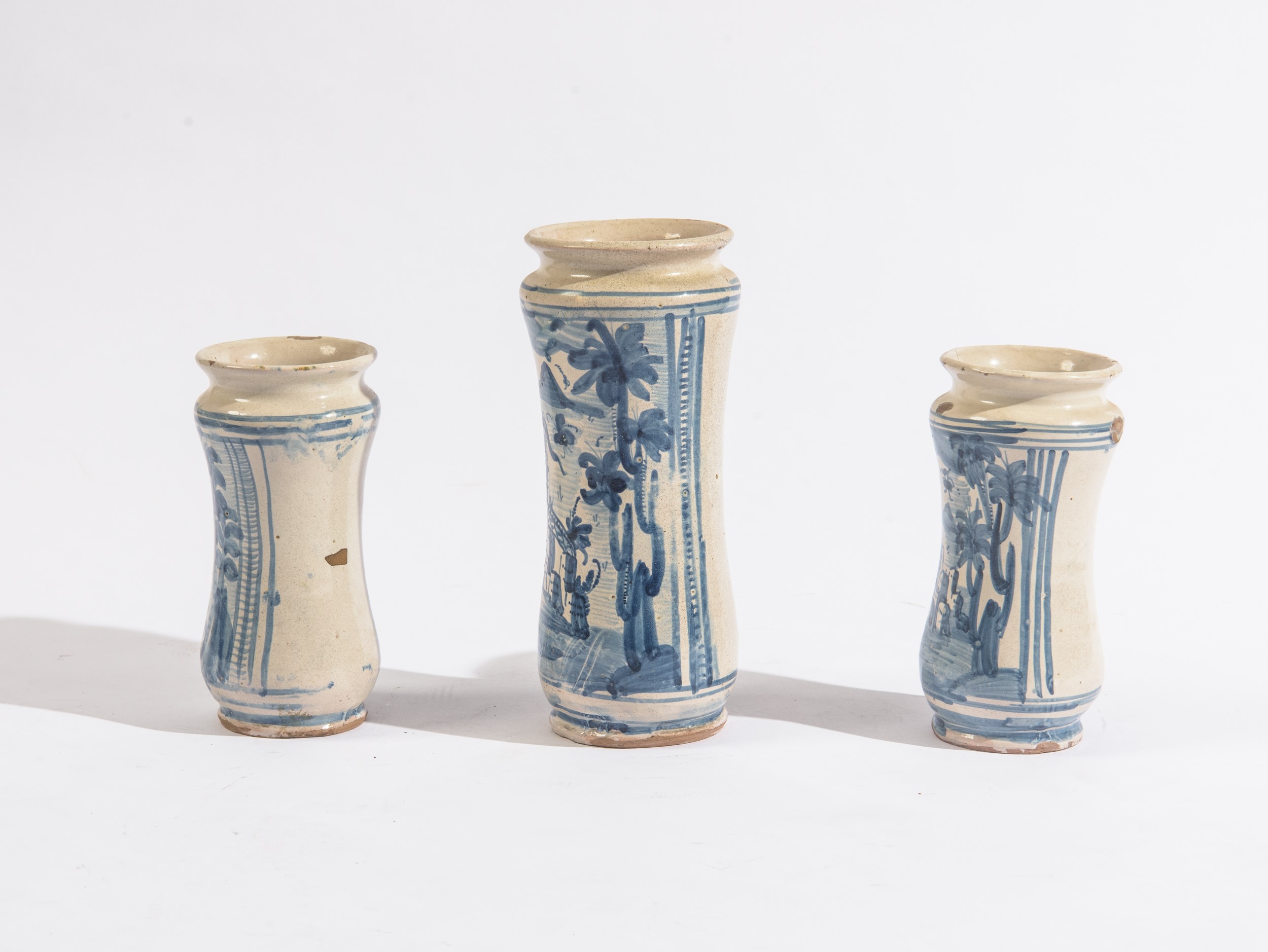 Napoli, Lotto di tre albarelli in maiolica, decorati in smalto blu (XIX secolo)