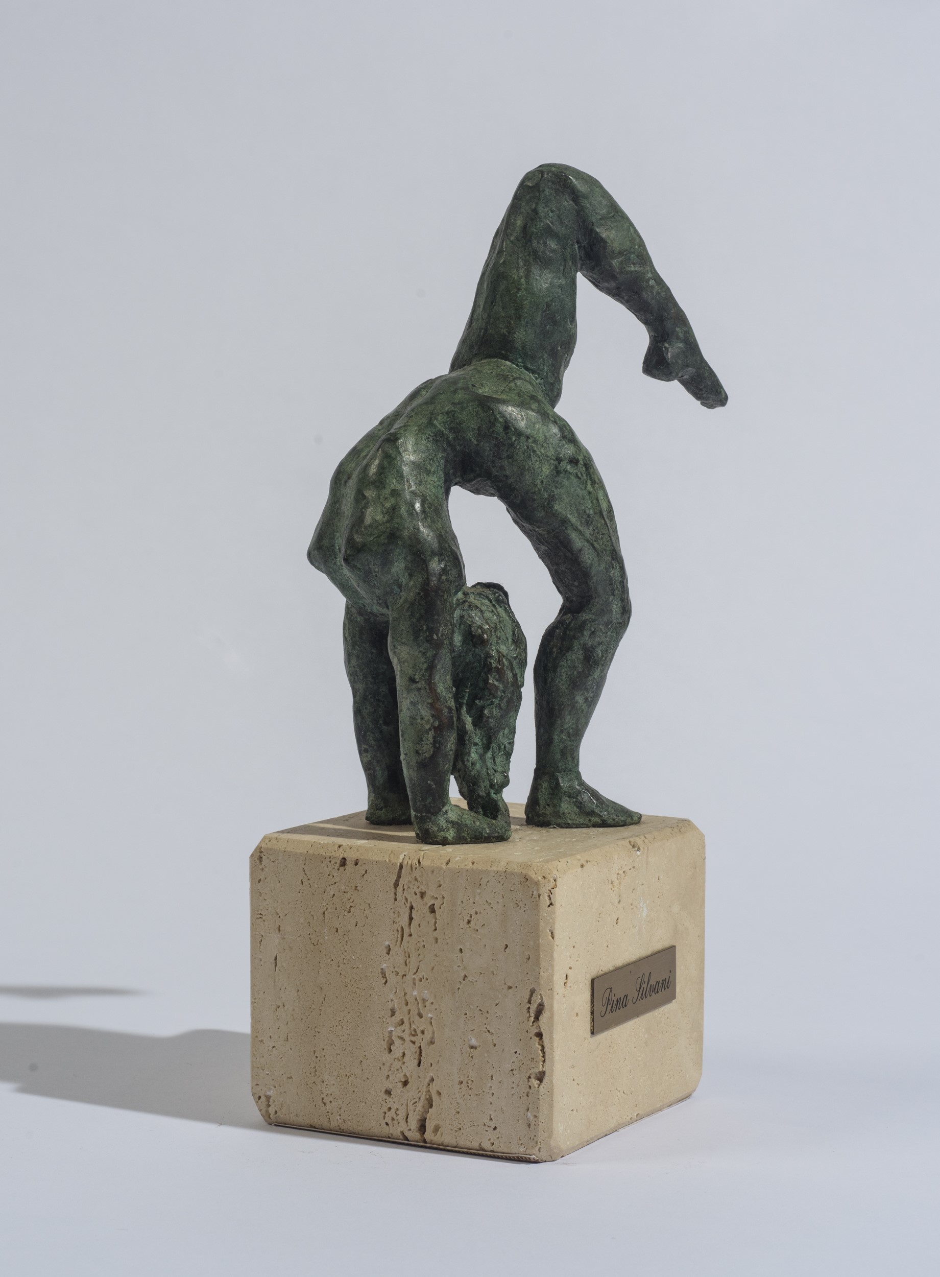 Pina Silvani - La contorsionista, bronzo a patina verde