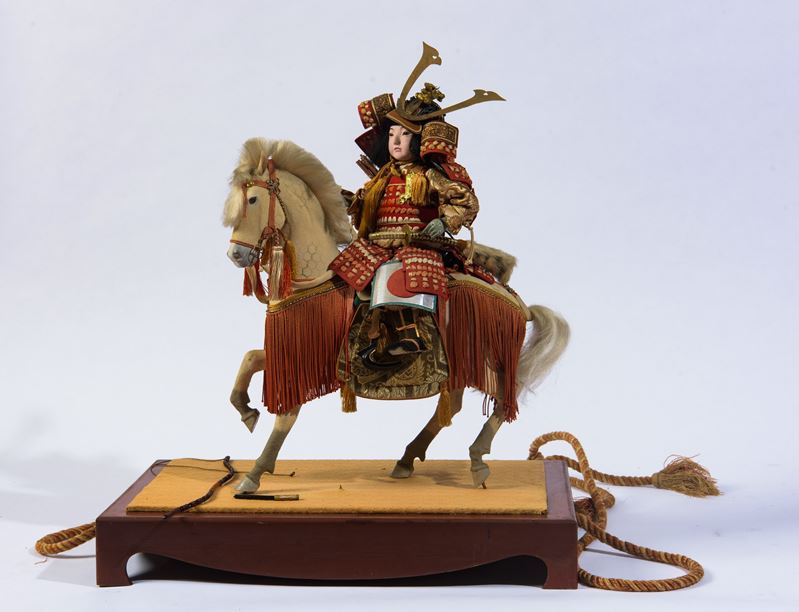 Musha (Ningyo), Bambola giapponese raffigurante samurai a cavallo in materiali misti