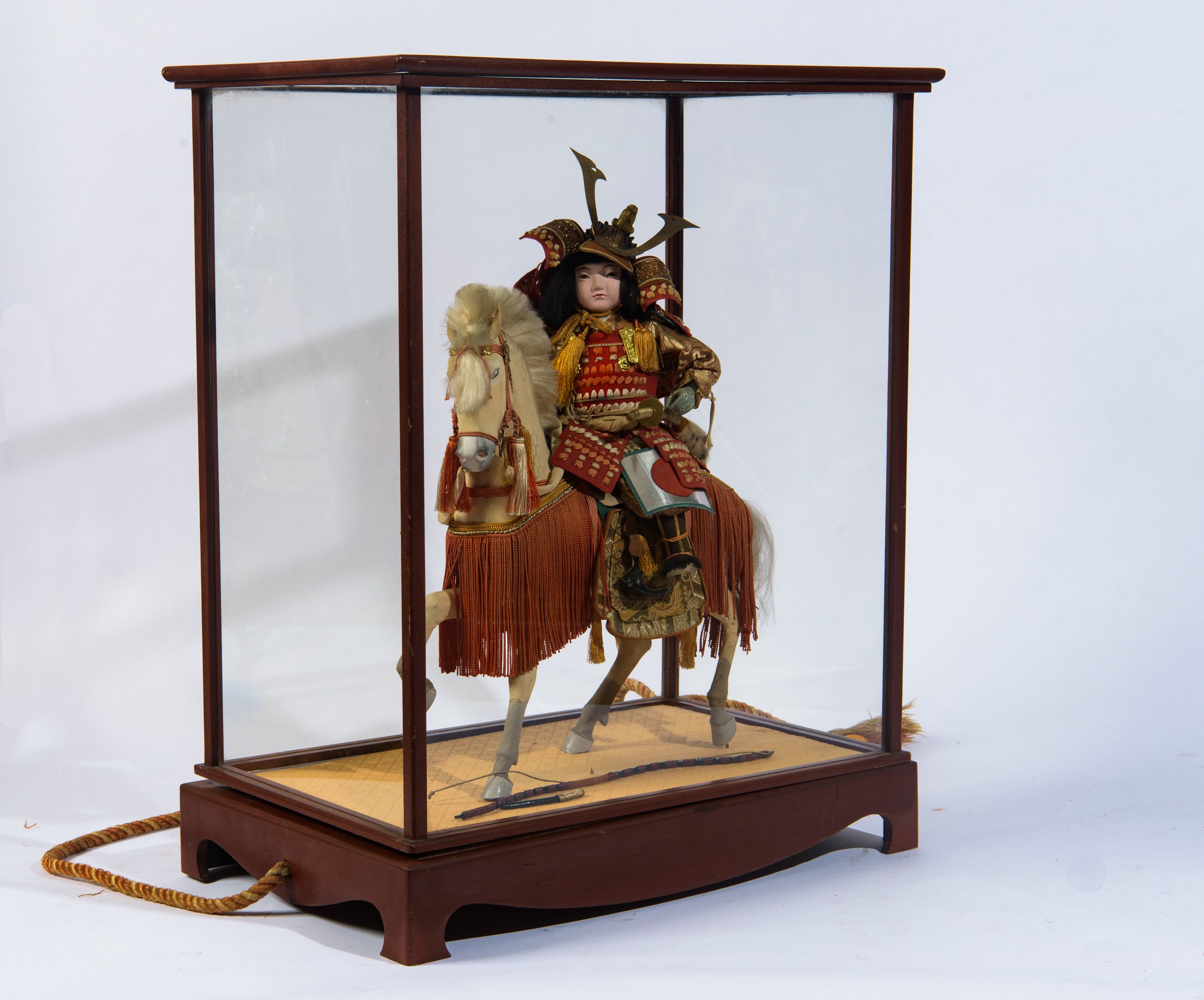 Musha (Ningyo), Bambola giapponese raffigurante samurai a cavallo in materiali misti