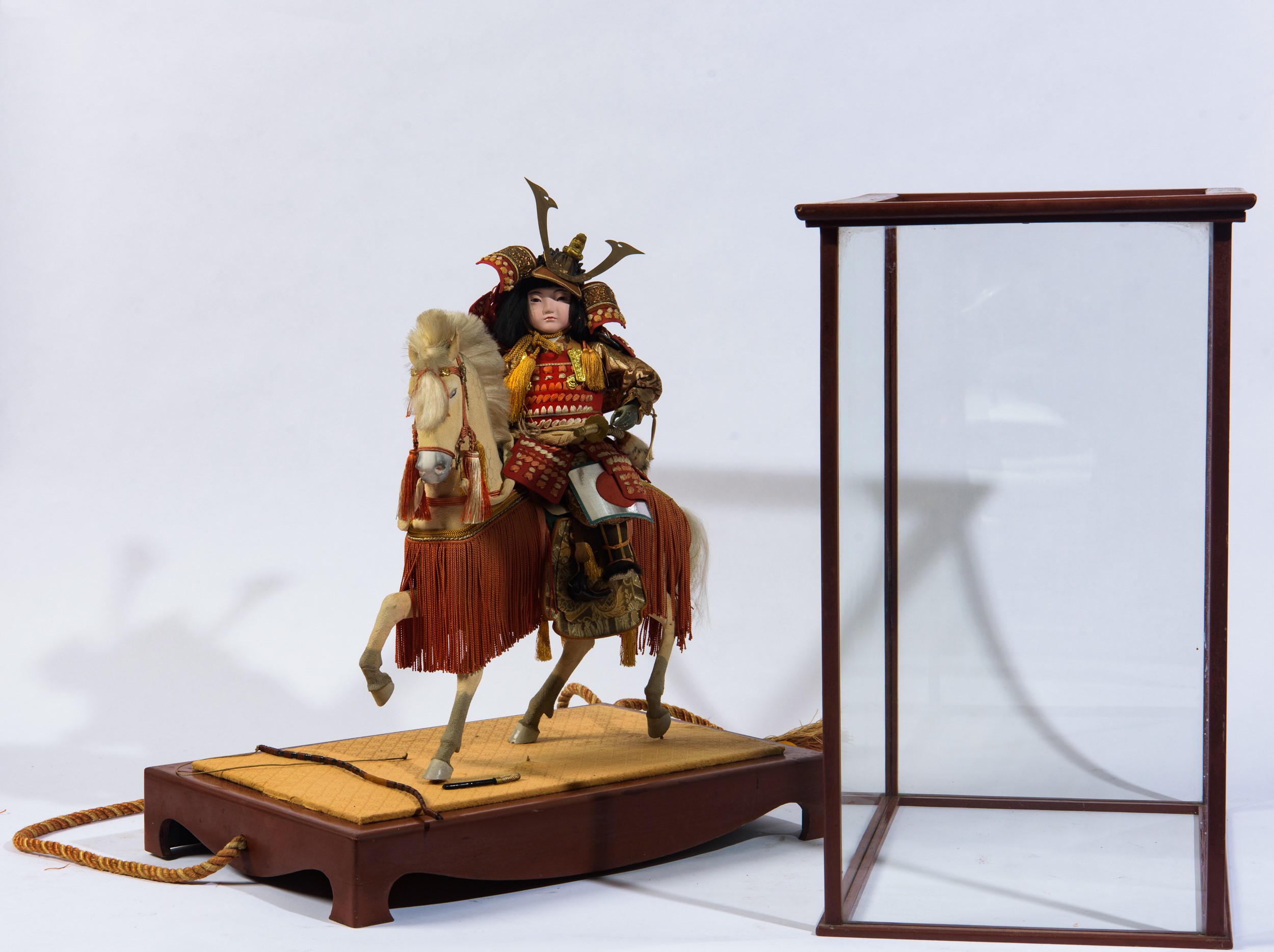 Musha (Ningyo), Bambola giapponese raffigurante samurai a cavallo in materiali misti