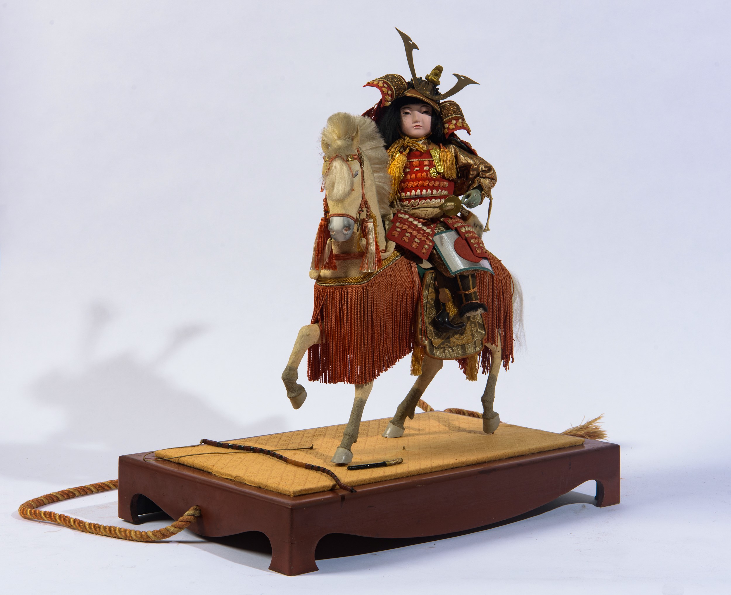 Musha (Ningyo), Bambola giapponese raffigurante samurai a cavallo in materiali misti