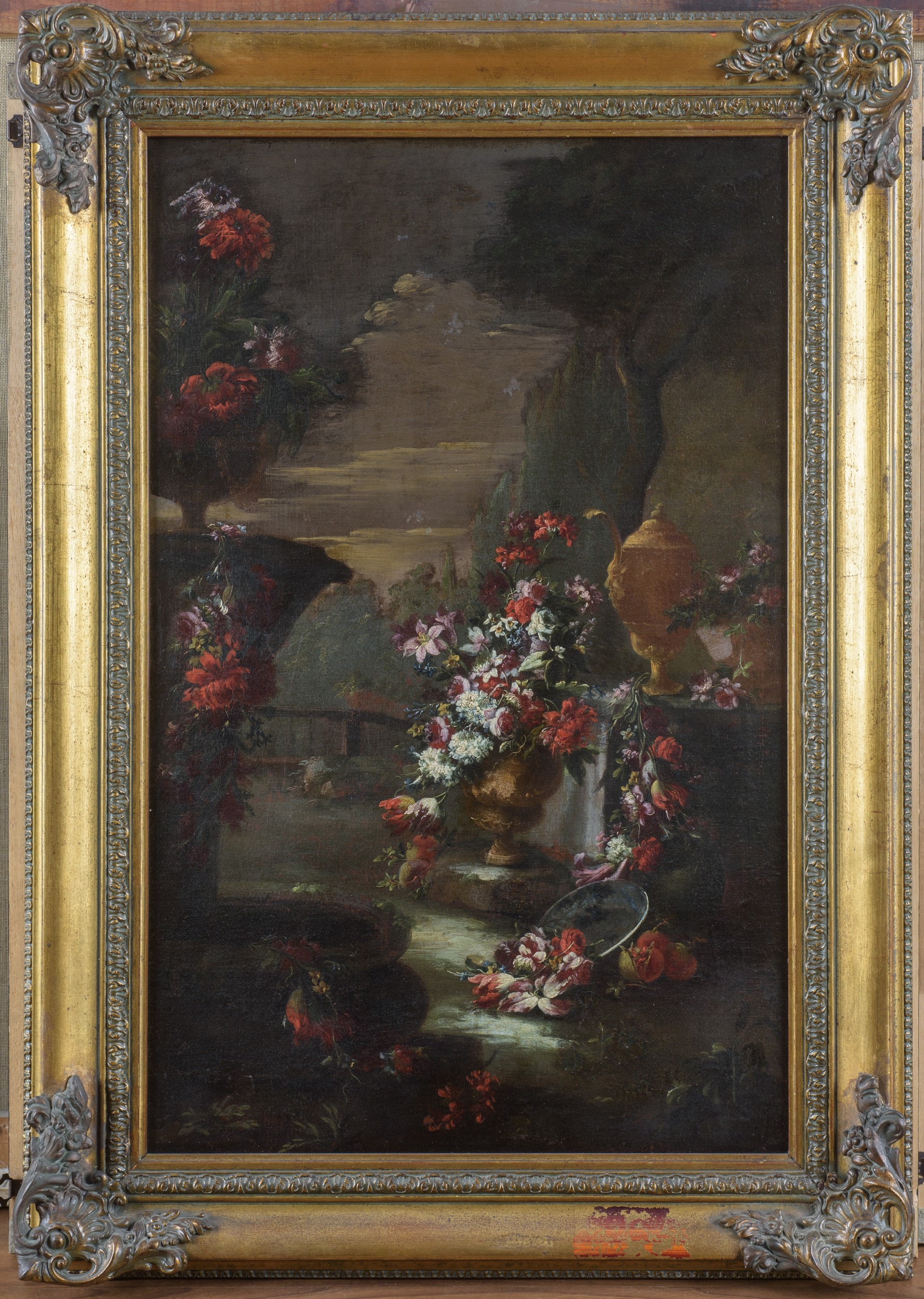 Composizione floreale con vaso di fiori in un paesaggio