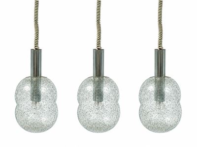 Tre lampade a sospensione, coppe in vetro di Murano picchiettato (mod. Bilobo), 1960