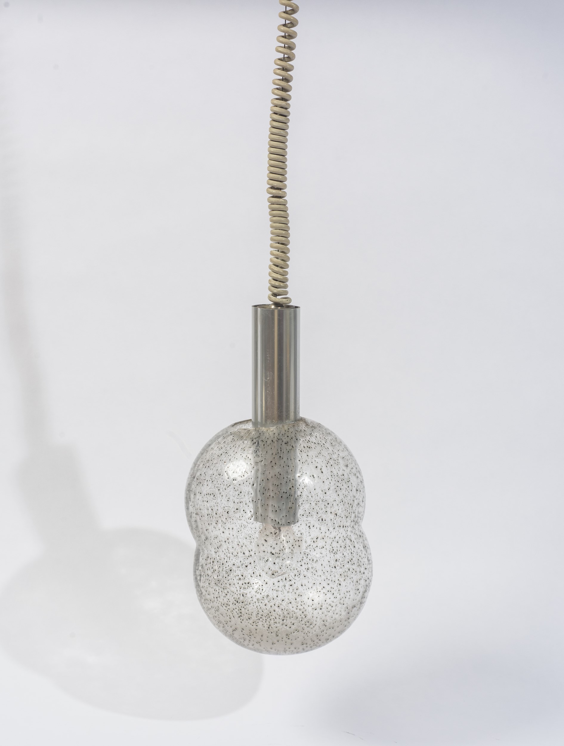 Tobia Scarpa - Tre lampade a sospensione, coppe in vetro di Murano picchiettato (mod. Bilobo), 19...