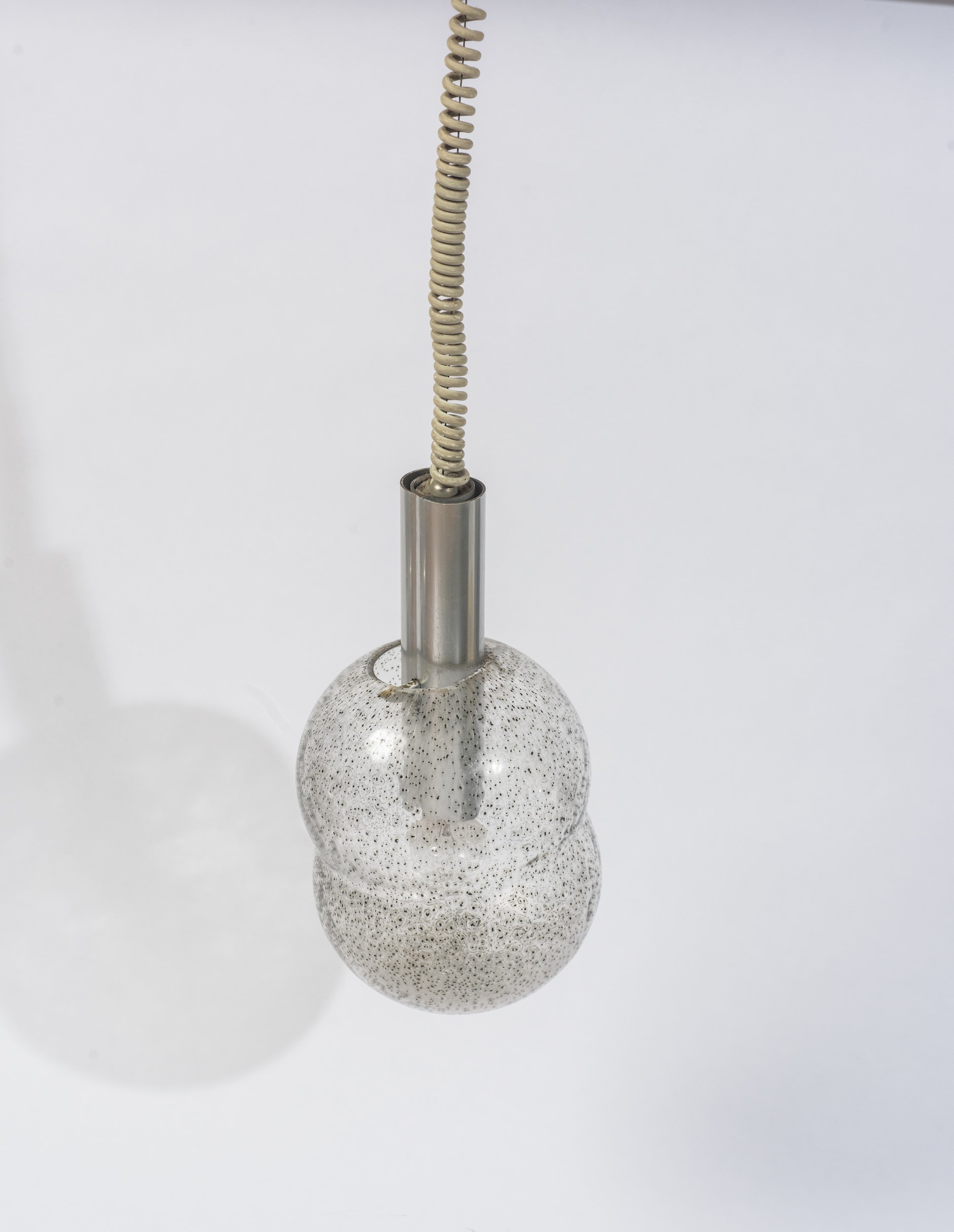 Tobia Scarpa - Tre lampade a sospensione, coppe in vetro di Murano picchiettato (mod. Bilobo), 19...