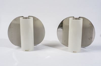 Coppia di appliques in metallo cromato e vetro