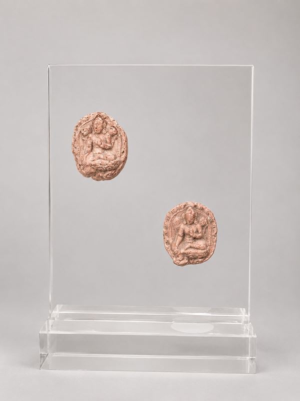 Coppia di placche raffiguranti divinità buddhiste