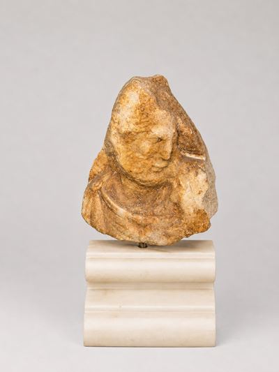 Fregio raffigurante soldato romano, scultura in marmo