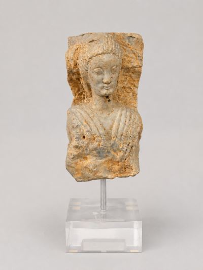 Frammento raffigurante figura femminile su base in plexiglass