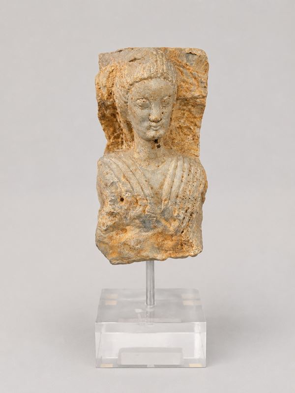 Frammento raffigurante figura femminile
