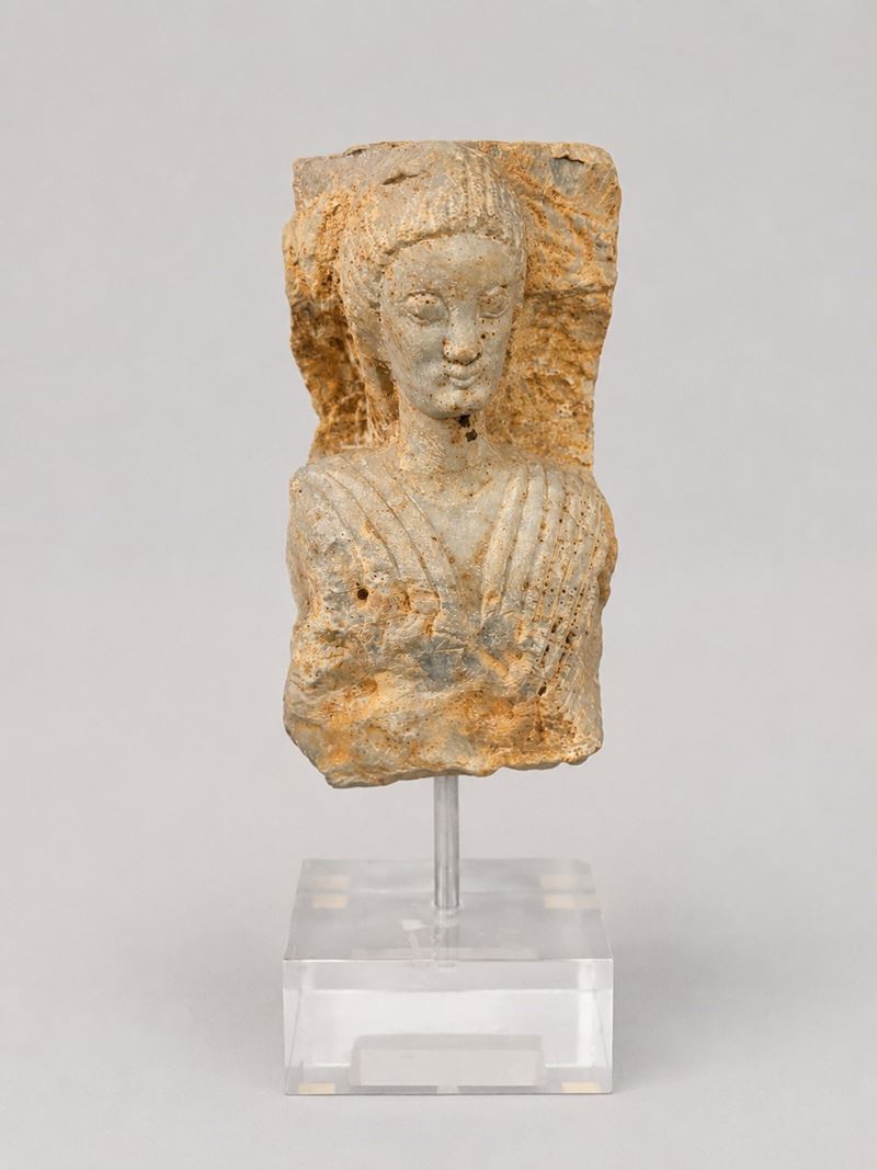Frammento raffigurante figura femminile su base in plexiglass