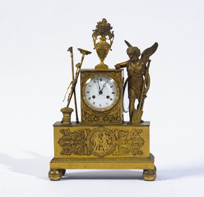 Francia (primo quarto XIX secolo), Pendola da tavolo in bronzo dorato e cesellato