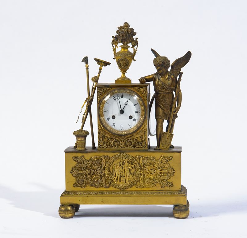 Francia (primo quarto XIX secolo), Pendola da tavolo in bronzo dorato e cesellato