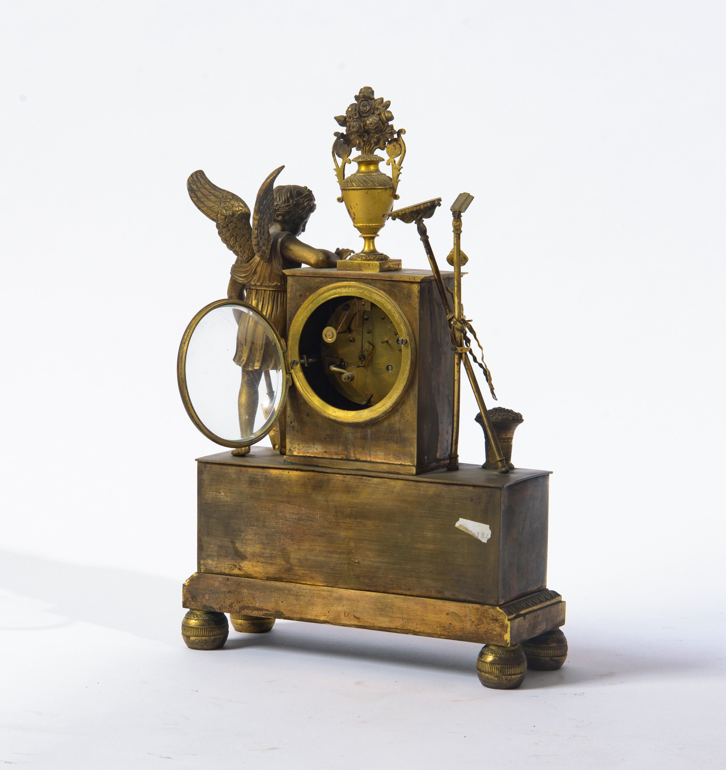 Francia (primo quarto XIX secolo), Pendola da tavolo in bronzo dorato e cesellato