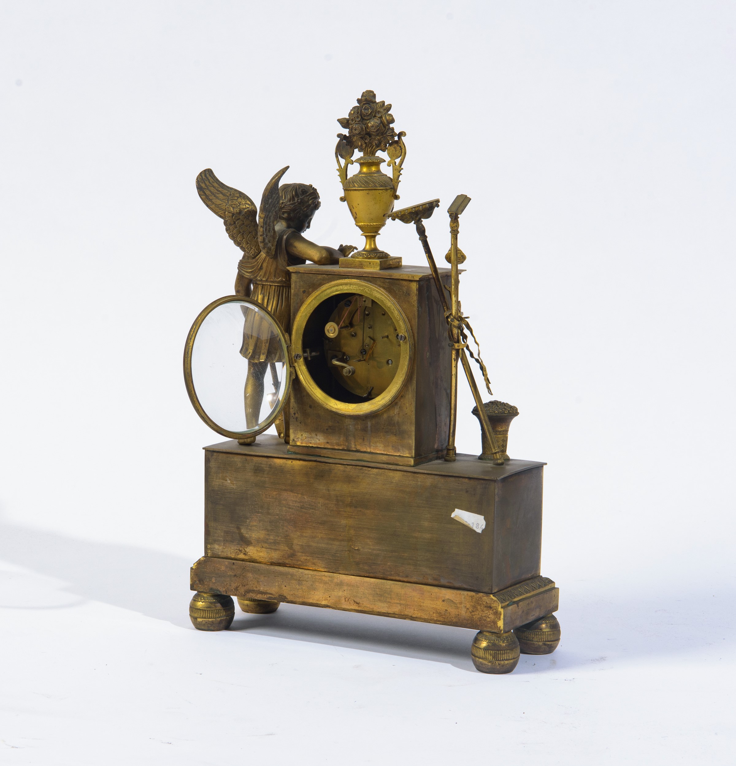 Francia (primo quarto XIX secolo), Pendola da tavolo in bronzo dorato e cesellato