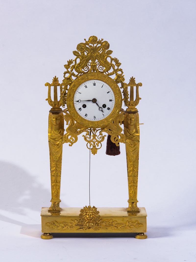 Francia, inizi XIX secolo, Pendola da tavolo in bronzo dorato