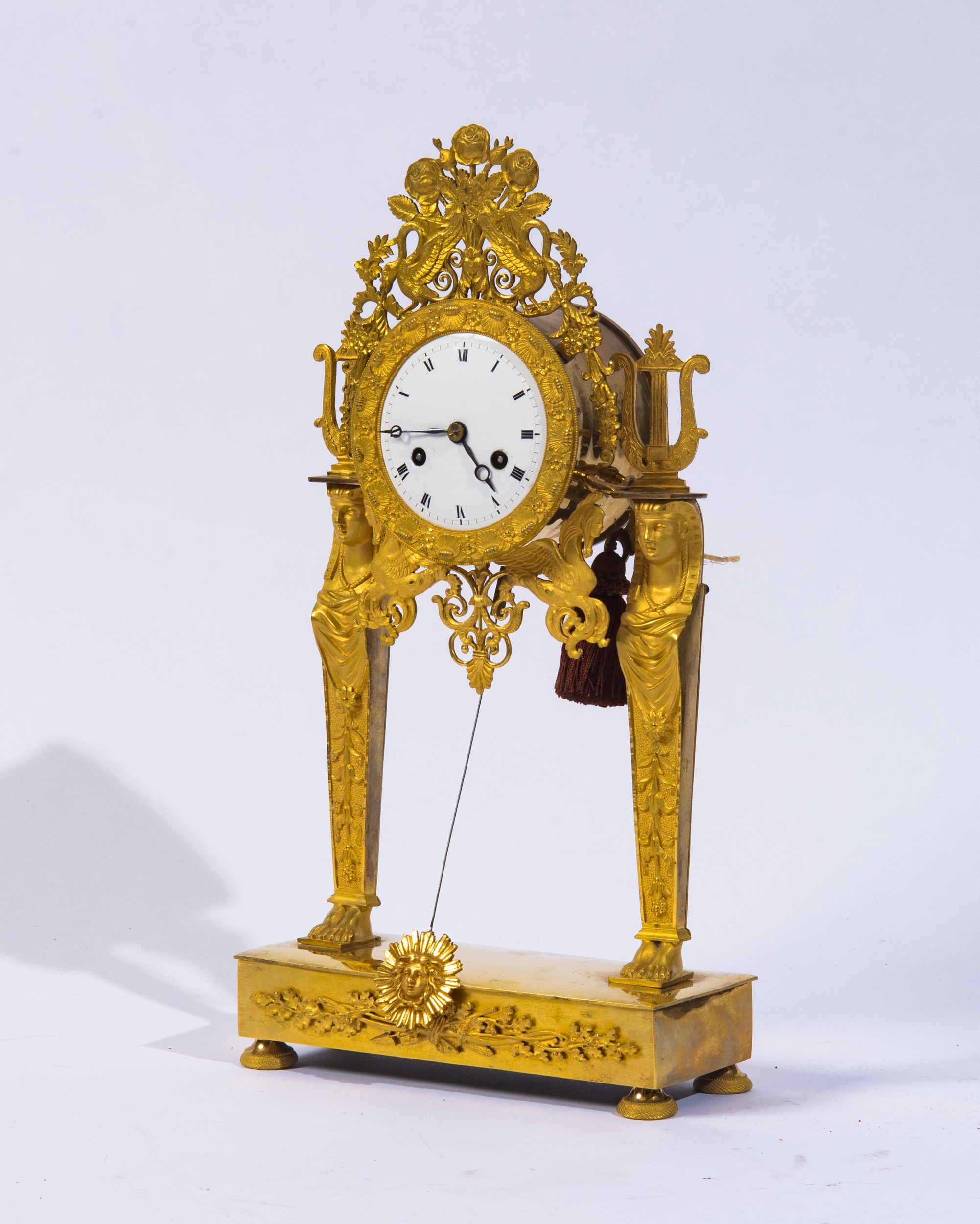Francia, inizi XIX secolo, Pendola da tavolo in bronzo dorato