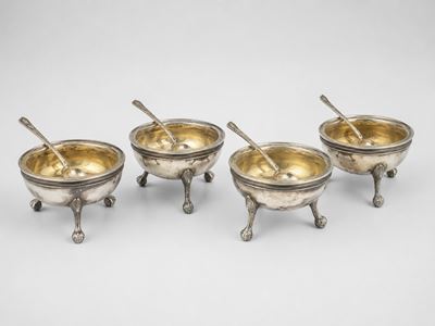 Italia, prime decadi del XIX secolo, Saliere in argento e vetro molato (4 elementi) con quattro c...