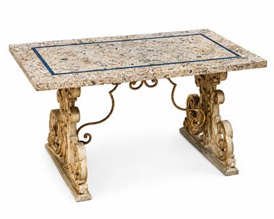 Manifattura italiana, Tavolino da appoggio con basamento in legno dorato e laccato (XVIII secolo)...