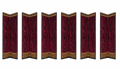 Paravento composto da dodici pannelli, imitazione di tendaggio teatrale in velluto rosso