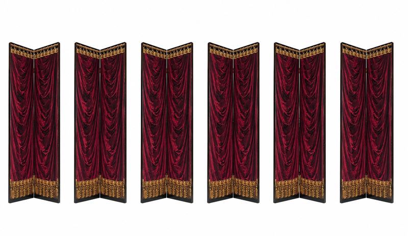 Paravento composto da dodici pannelli, imitazione di tendaggio teatrale in velluto rosso