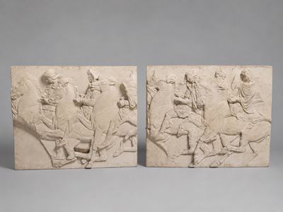 Coppia di pannelli decorativi, teoria di cavalieri al galoppo in resina (manifattura moderna, XX ...