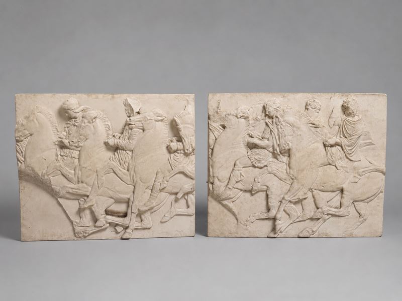 Coppia di pannelli decorativi, teoria di cavalieri al galoppo in resina (manifattura moderna, XX ...