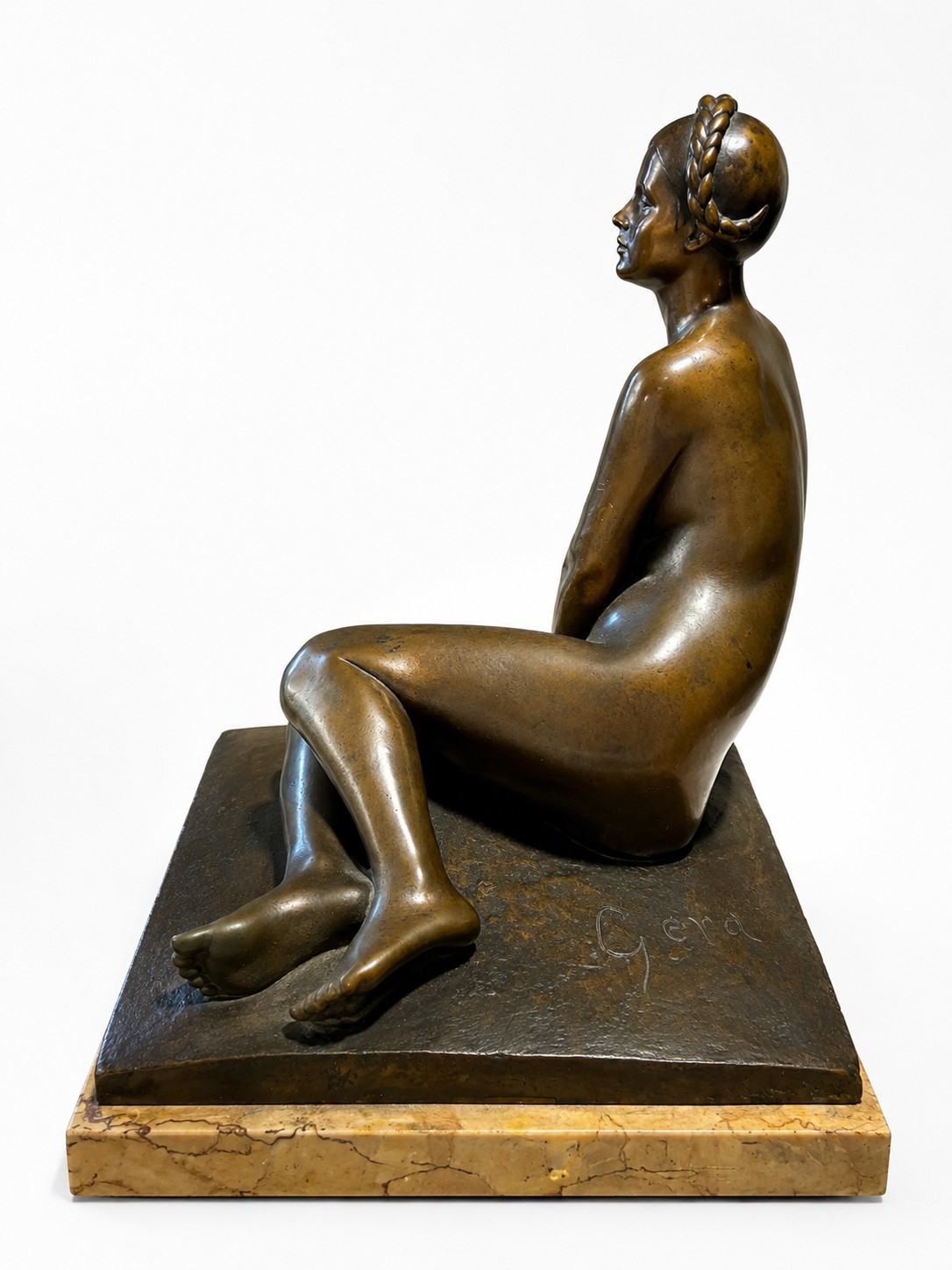 Gera, Nudo femminile seduto, bronzo patinato