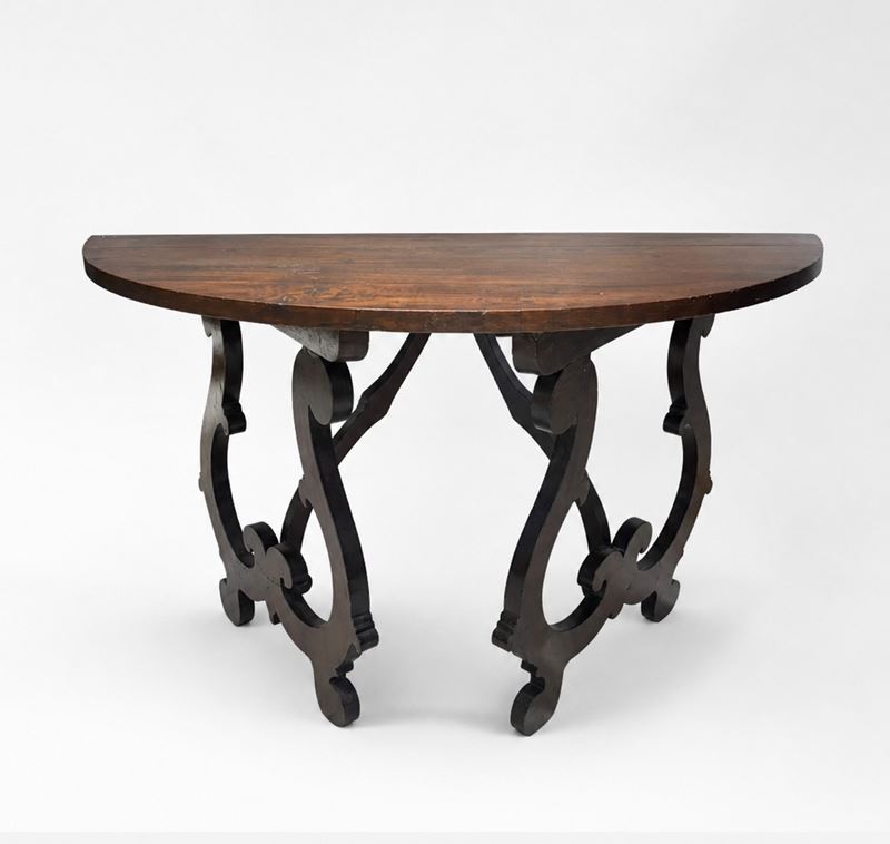 Consolle a mezzaluna, legno di noce, Toscana, prima metà XVII secolo