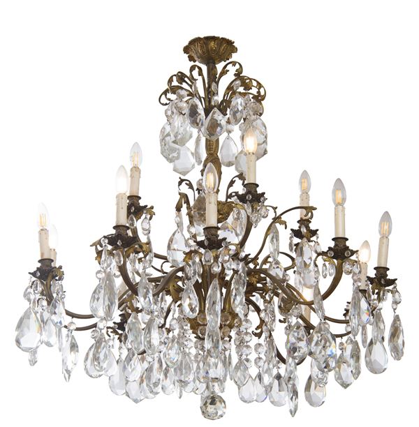 Grande lampadario in bronzo dorato e cristalli molati a dodici luci