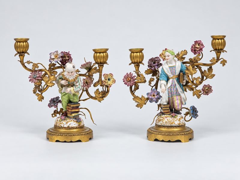 Coppia di Candelabri a Due Luci con Figure