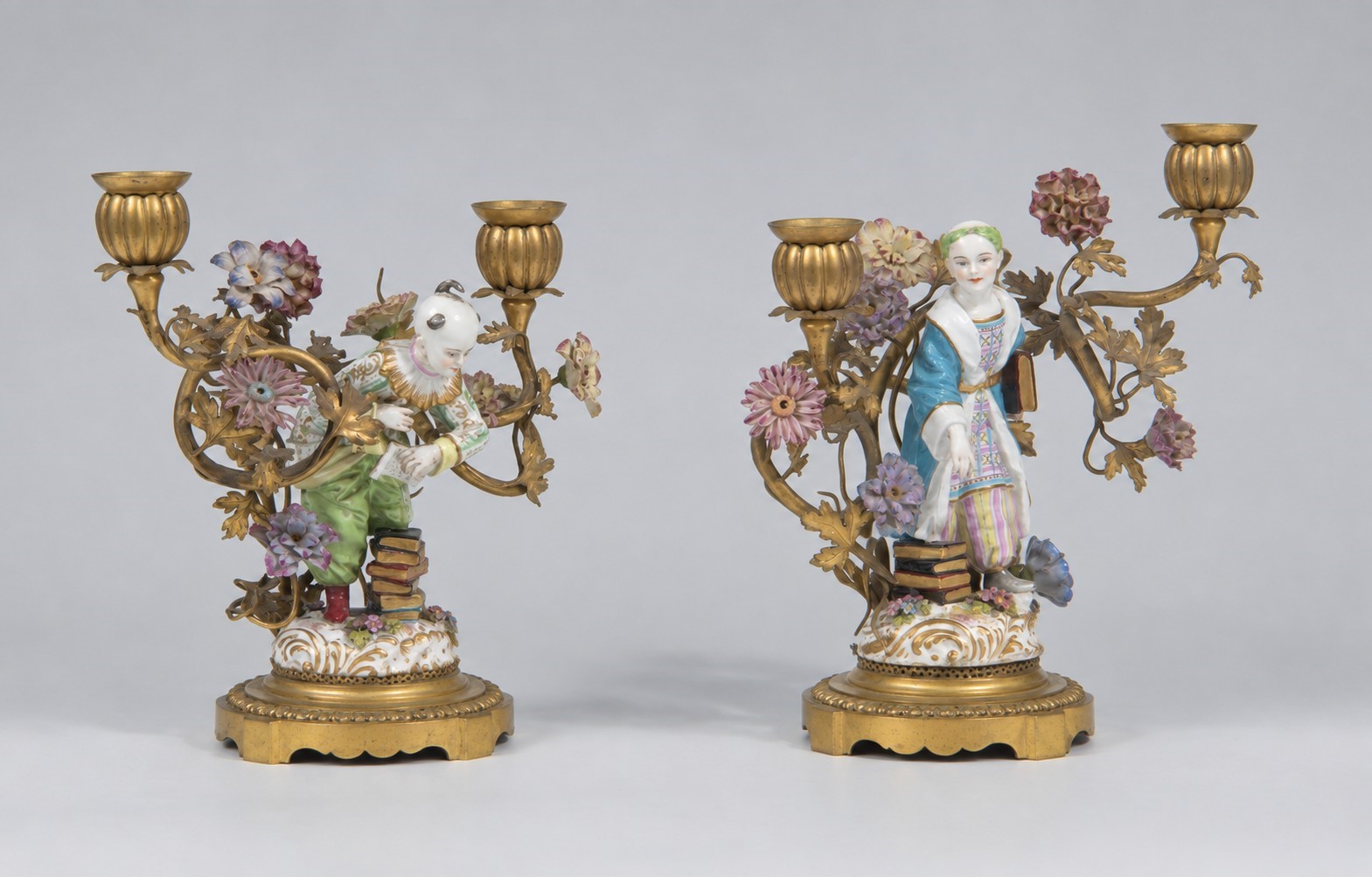 Coppia di Candelabri a Due Luci con Figure