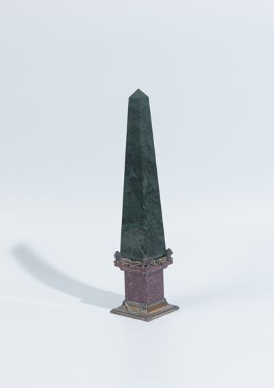 Obelisco, marmo verde di Grecia, porfido rosso e metallo argentato (Italia, Grand Tour, seconda m...