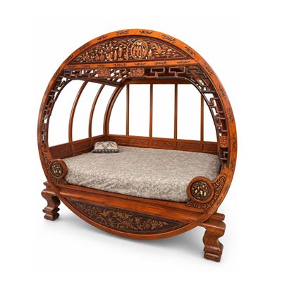 Cina, Letto a luna, legno laccato rosso intagliato, periodo Qing (metà XIX secolo)