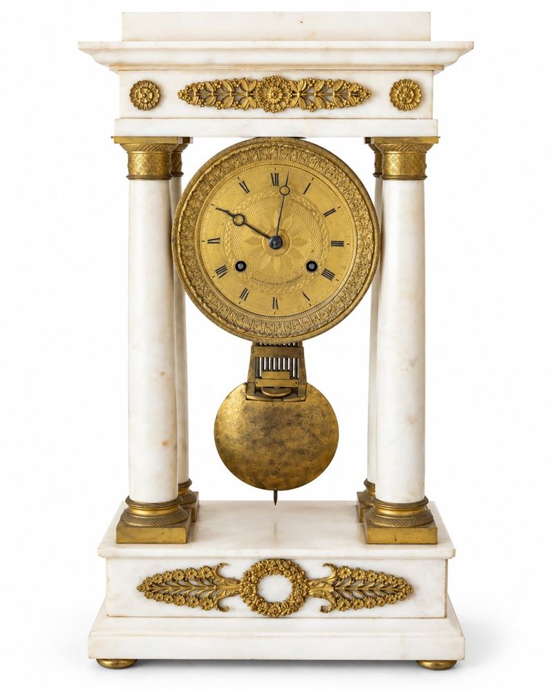 Francia, Orologio da tavolo a portico, in marmo e bronzo dorato (prima metà XIX secolo)